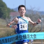 ３年ぶりの優勝を飾った男子・須磨学園のアンカー長谷川大翔＝５日、丹波篠山市の篠山鳳鳴高校（撮影・斎藤雅志）