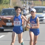女子・須磨学園の３区生田翠（左）から４区隈部湊へのたすきリレー（撮影・風斗雅博）