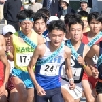 男子１区でスタート直後から先頭に飛び出す須磨学園の折田壮太（中央）＝撮影・斎藤雅志