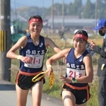 女子・西脇工の１区塩崎彩理（左） からたすきを受け取る２区陰山悠実乃 （撮影・風斗雅博）