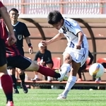 神戸弘陵-三田学園　後半、シュートを放つ神戸弘陵の佐波（いずれも撮影・中西幸大）