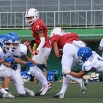 兵庫県高校秋季大会準決勝で強固な守備を見せる関学の選手ら＝神戸市灘区、王子スタジアム