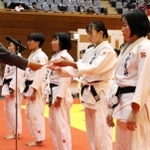 女子団体で初優勝を飾った神戸科技の選手たち