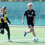 守備の要としてチームを引っ張る三宅史織（右）＝神戸市東灘区、神戸レディースフットボールセンター