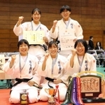 女子団体で初優勝を飾った神戸科技の選手たち