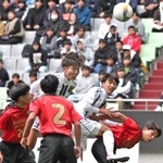 神戸弘陵－神戸科技　前半、先制のヘディングシュートを決める神戸弘陵の柴尾（右から３人目）＝撮影・小林良多
