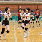 女子決勝・氷上ー日ノ本　第１セット、ブロックを決めて笑顔を見せる氷上の選手たち（撮影・長嶺麻子）