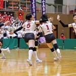 女子決勝・氷上ー日ノ本　第３セット、得点を決めて喜び合う氷上の選手たち（撮影・長嶺麻子）