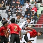 神戸弘陵-神戸科技　前半、神戸弘陵の柴尾（右から３人目）がヘディングシュートを決め、先制する（撮影・小林良多）