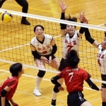 女子決勝・氷上-日ノ本　第２セット、ブロックを決める氷上の溝上（７）と池田（４）＝撮影・長嶺麻子
