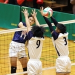 男子決勝・市尼崎ー社　第２セット、スパイクを放つ市尼崎の木谷（１１）＝撮影・長嶺麻子