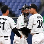 三菱重工Ｗｅｓｔ－西部ガス　２回裏に先制を許し、三菱重工Ｗｅｓｔ西（２０）の元に集まる（左から）守安コーチと捕手拾尾