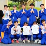 １区杉永美空（前列中央）が区間賞で勢いづけ、躍進した女子の園田。チーム内で激しく競い合い、成長を遂げた＝丹波篠山市、篠山鳳鳴高校（園田高提供）