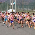 昨年大会でスタートする女子選手たち＝豊岡市日高町