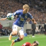 日本-ミャンマー　前半、ドリブルで攻め込む堂安（撮影・風斗雅博）