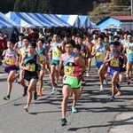 いっせいにスタートする男子選手たち＝２０２２年１１月１９日、豊岡市日高町