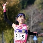 ゴールテープを切る大原のアンカー五十嵐遥花＝１８日、豊岡市日高町（撮影・斎藤雅志）