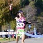 ゴールテープを切る大原のアンカー五十嵐遥花＝１８日、豊岡市日高町（撮影・斎藤雅志）