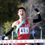 フィニッシュする安室のアンカー中村心音＝１８日、豊岡市日高町（撮影・斎藤雅志）