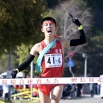 フィニッシュする安室のアンカー中村心音＝１８日、豊岡市日高町（撮影・斎藤雅志）