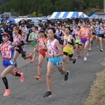 一斉にスタートする女子選手たち＝１８日午前、豊岡氏日高町（撮影・斎藤雅志）