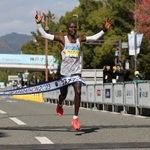 神戸マラソン男子　トップでフィニッシュしたバーナバ・キプコエチ＝１９日午前、神戸市中央区（撮影・小林良多）