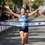 女子　トップでゴールする堀江美里＝１９日午前、神戸市中央区（撮影・小林良多）