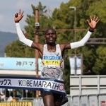 両手を上げてフィニッシュするバーナバ・キプコエチ