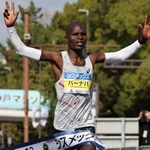 両手を上げてフィニッシュするバーナバ・キプコエチ