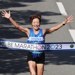 初優勝を飾り、笑顔でフィニッシュする堀江美里（撮影・笠原次郎）