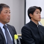 オンラインによる抽選会を見守る神戸弘陵の岡未来主将（右）と谷純一監督＝神戸市中央区、サンテレビ