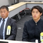オンラインによる抽選会を見守る神戸弘陵の岡未来主将（右）と谷純一監督＝神戸市中央区、サンテレビ