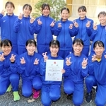 初の近畿大会出場を決め、「カコトンピース」で喜びを表現する女子加古川東の選手たち＝丹波篠山市の篠山鳳鳴高