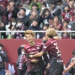 神戸-名古屋　前半、先制のゴールを挙げ、喜ぶ神戸の井出（中央）＝撮影・風斗雅博