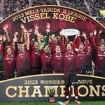 シャーレを掲げ、優勝を喜ぶ神戸の選手たち＝２５日午後、神戸市兵庫区、ノエビアスタジアム神戸（撮影・風斗雅博）