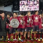 サポーターと一緒に神戸賛歌を歌う神戸の選手ら＝２５日午後、神戸市兵庫区御崎町１、ノエビアスタジアム神戸（撮影・中西幸大）
