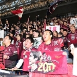 試合後、選手あいさつに手を振り返すサポーター＝２５日午後、神戸市兵庫区御崎町１、ノエビアスタジアム神戸（撮影・中西幸大）