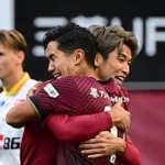 神戸-名古屋　初優勝を決め、抱き合う大迫（右）と武藤（撮影・中西幸大）