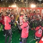 優勝を祝ってビールかけをする神戸の選手ら＝神戸市内（撮影・斎藤雅志）