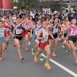 勢いよくスタートを切る女子の選手たち＝２６日午前、南あわじ市のおのころ島神社（撮影・風斗雅博）