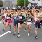 勢いよくスタートを切る男子の選手たち＝２６日午前、南あわじ市のおのころ島神社（撮影・風斗雅博）