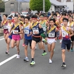 勢いよくスタートを切る男子の選手たち＝２６日午前、南あわじ市のおのころ島神社（撮影・風斗雅博）