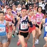 力強くスタートする女子・西脇工の１区塩崎彩理（中央）＝撮影・風斗雅博
