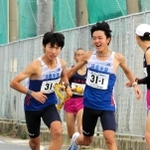 男子・須磨学園の１区堀野正太（右）からたすきを受ける２区三浦彰太（撮影・初鹿野俊）