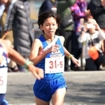 ３位でフィニッシュする女子・須磨学園のアンカー生田翠（撮影・風斗雅博）