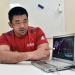 Ｗ杯のスクラムについて、動画を見て説明する具智元＝神戸市東灘区