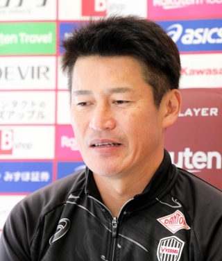 オンライン取材に応じ、Ｊ１初優勝を振り返る神戸の吉田監督（ⒸＶＩＳＳＥＬ　ＫＯＢＥ）