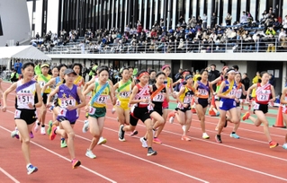 一斉にスタートする女子１区の選手たち＝３日午前、田辺スポーツパーク陸上競技場