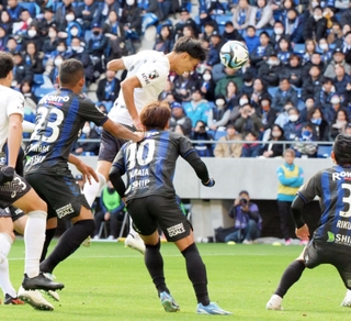 Ｇ大阪-神戸　前半、コーナーキックからヘディングをする神戸の山川（中央）＝撮影・風斗雅博