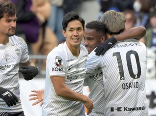 Ｇ大阪-神戸　後半、ジェアンパトリッキ（右から２人目）のシュートで先制し、喜ぶ神戸の選手たち＝撮影・風斗雅博